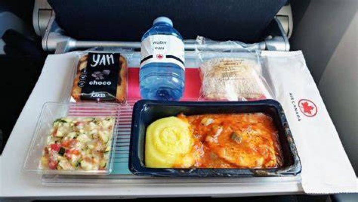 Are drinks free on Air Canada international flights?