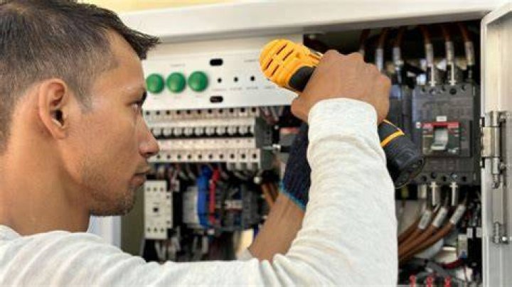 Can a homeowner do their own electrical work in Wisconsin?