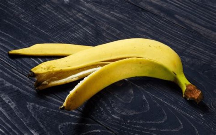 Can goats eat banana peels?
