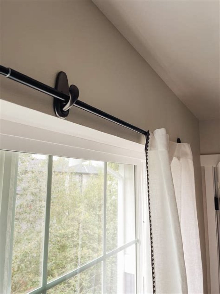 Can I hang a curtain rod with command strips?