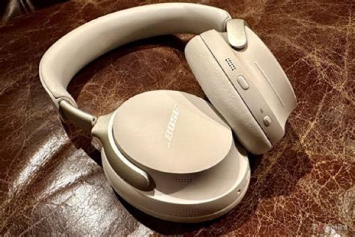 Can you talk on the phone with Bose QuietComfort 35?