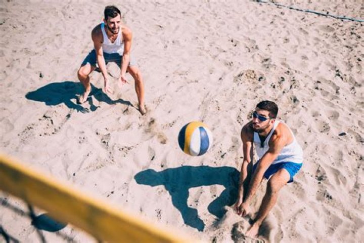 Can you tip in beach volleyball?