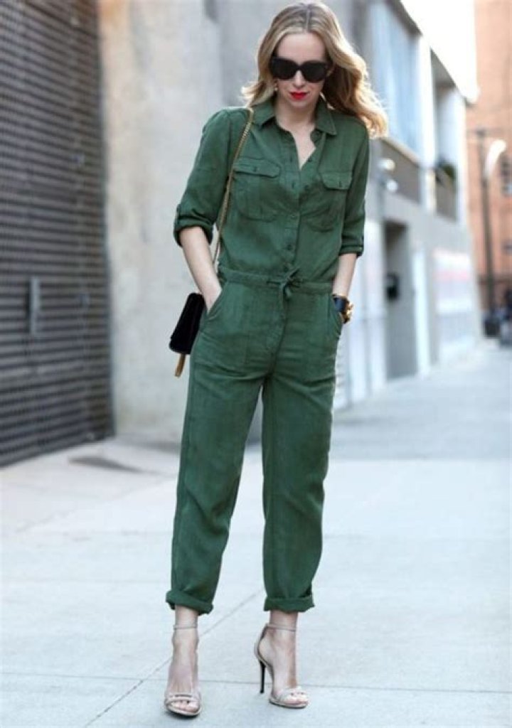 Can you wear sneakers with a jumpsuit?
