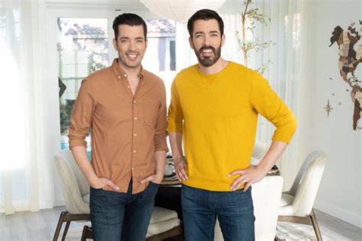 Do Drew and Jonathan Scott live together?