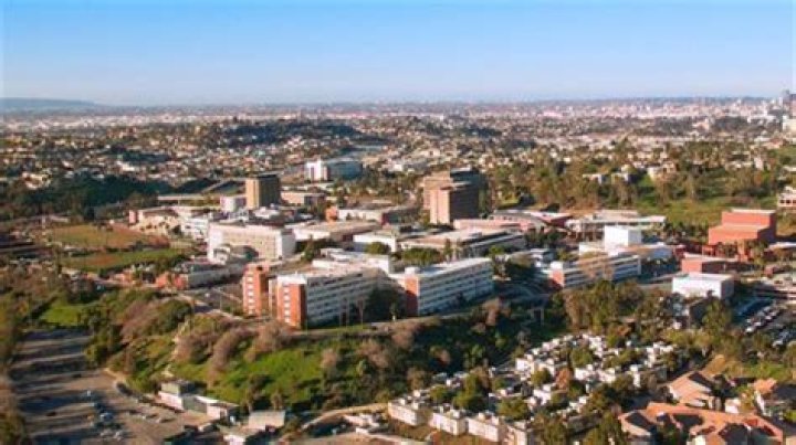 Do freshmen have to live on campus at Cal State LA?