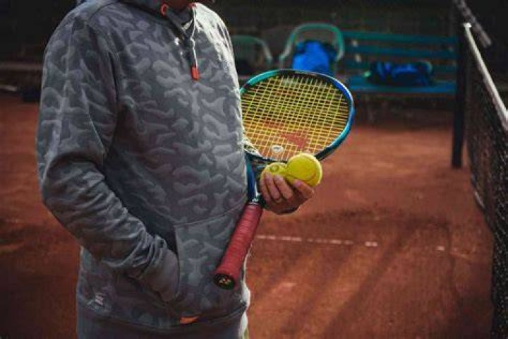 Do junior tennis players get paid?
