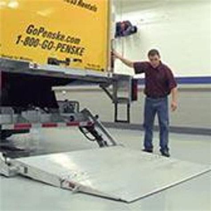 Do Penske trucks have a lift gate?