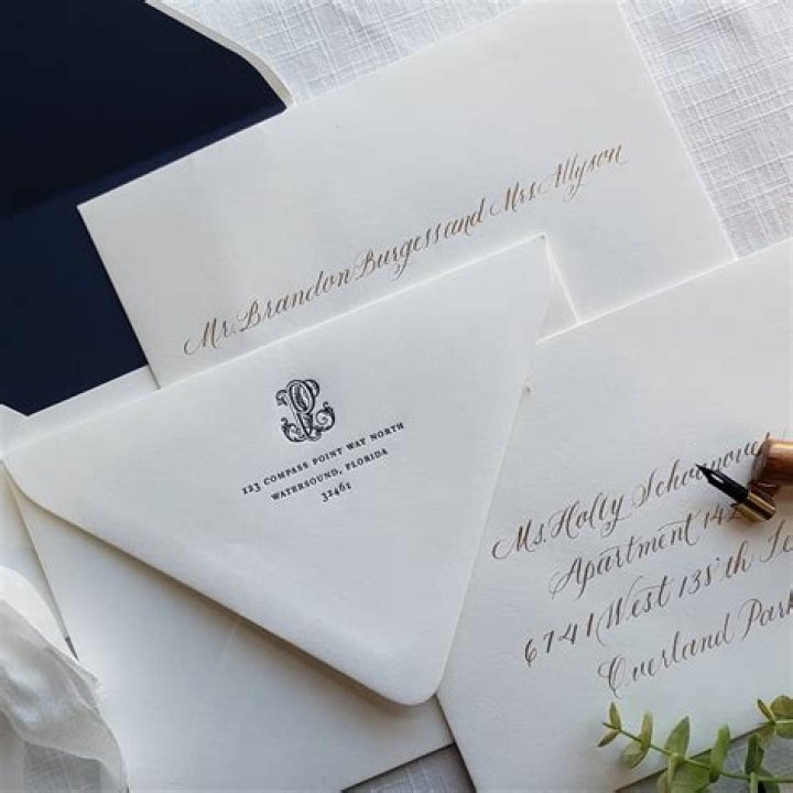 Do you seal the inner envelope of a wedding invitation?
