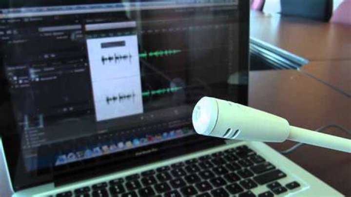 Does a MacBook Pro have a microphone?
