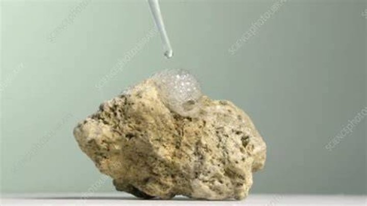 Does carbonic acid dissolve limestone?