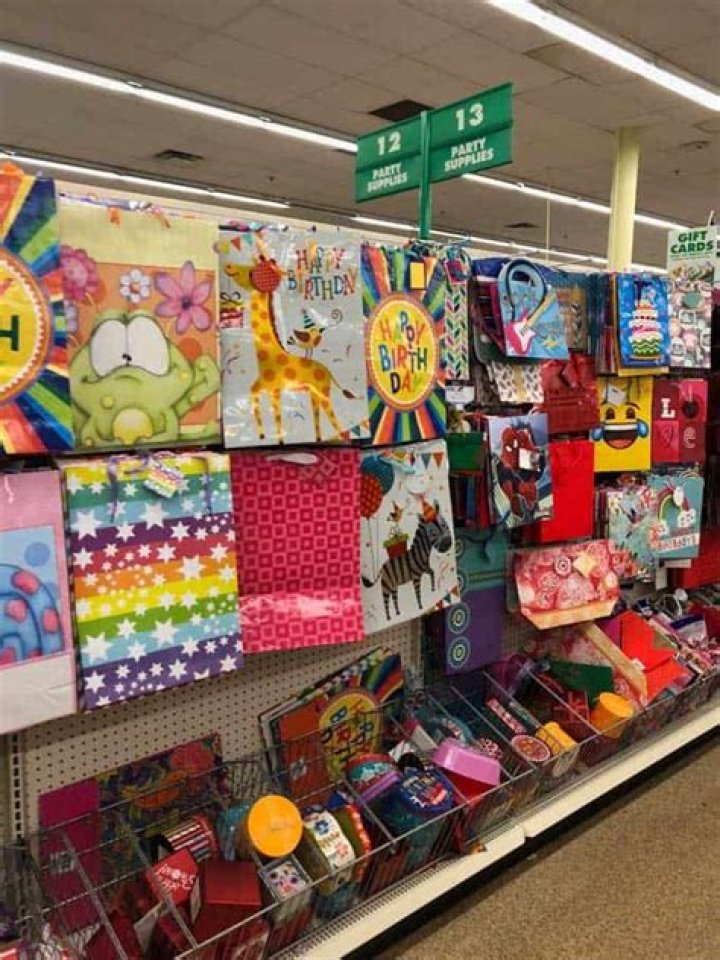 Does Dollar Tree sell gift bags?