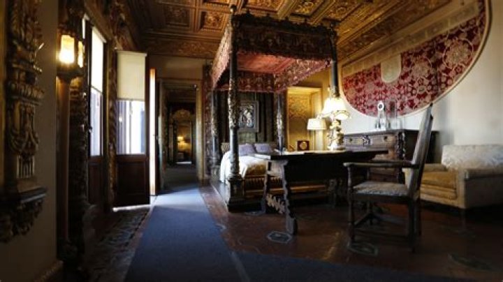 Does Hearst Castle have a restaurant?