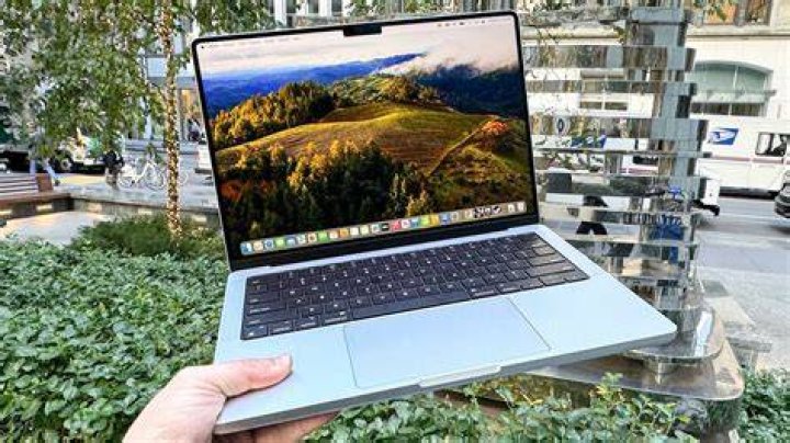 Does Macbook Pro have blue light filter?