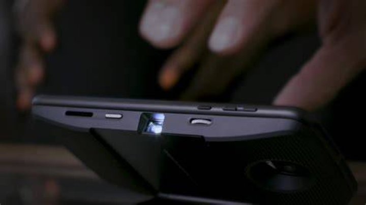 Does Moto z2 play have wireless charging?