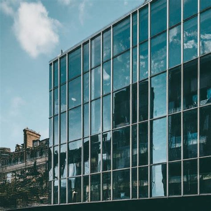 Does one way glass let light through?