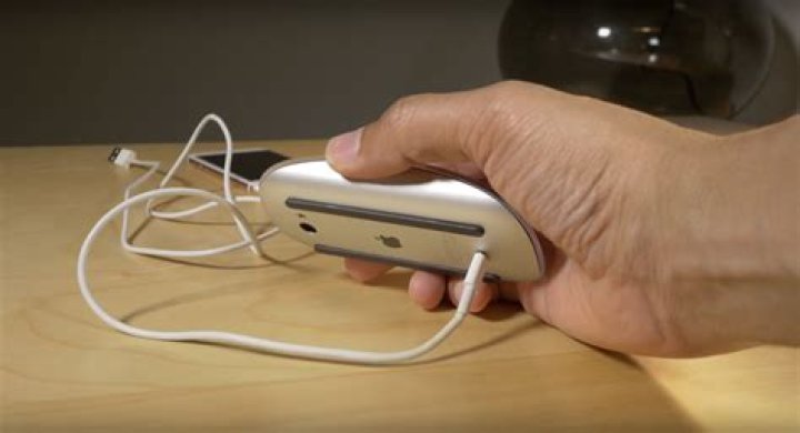 Does the Magic Mouse 2 light up when charging?