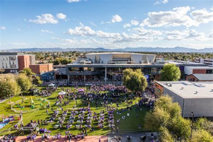 Does the University of Phoenix have a campus?