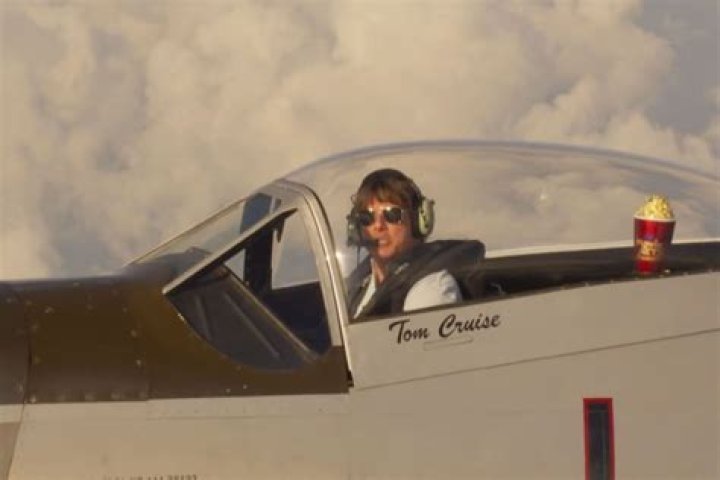Does Tom Cruise fly planes?