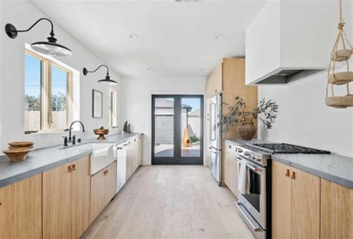 How can I arrange a small kitchen without cabinets?