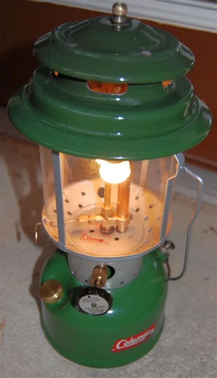 How do Coleman lanterns work?