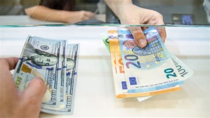 How do currency exchange companies make money?