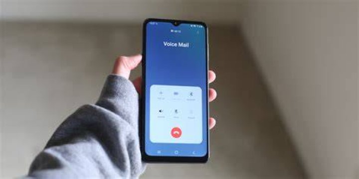 How do I set up voicemail on my LG v40?