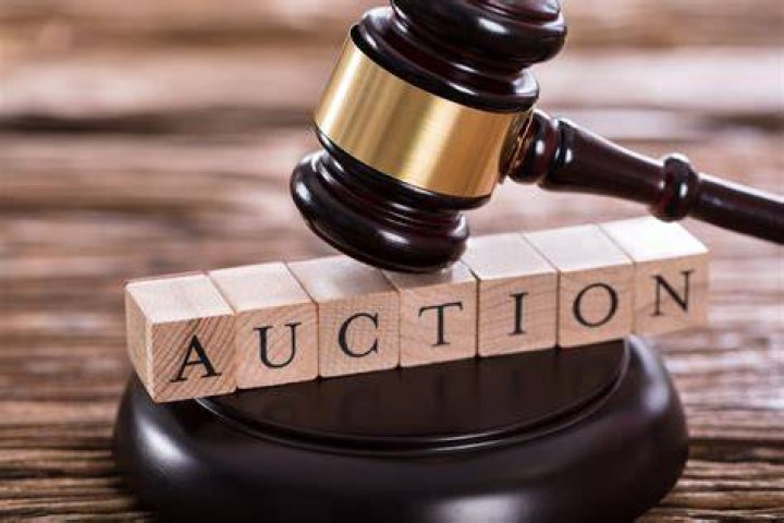 How do you buy on auction com?