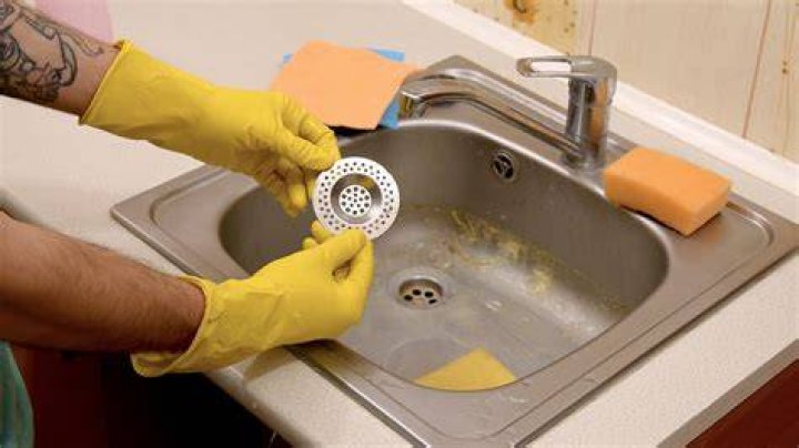 How do you clean smelly rubber gloves?