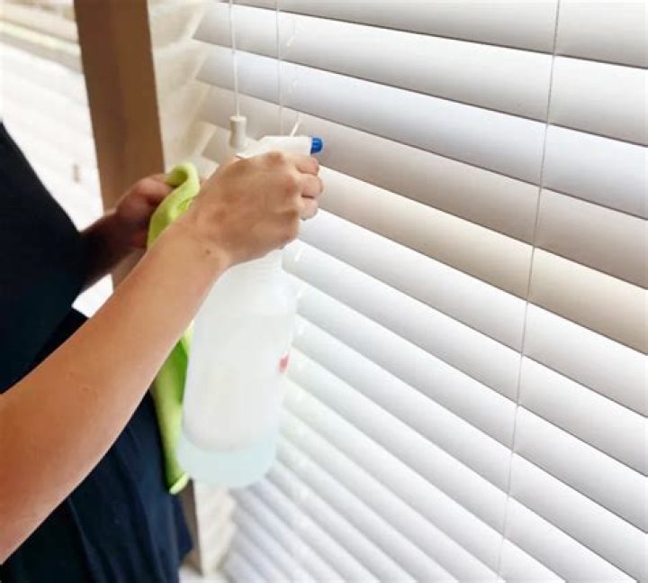 How do you clean Venetian blinds with vinegar?