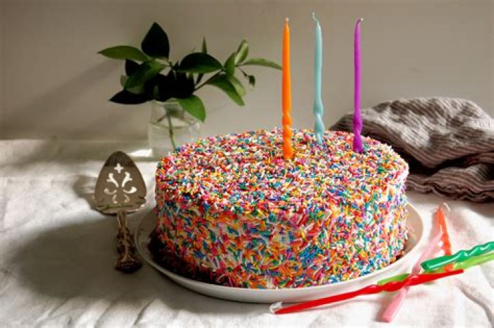 How do you coat a cake with sprinkles?