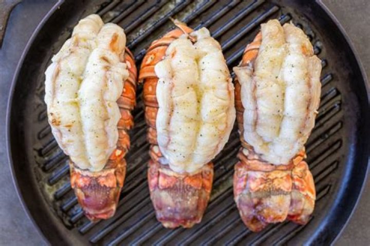 How do you cut a cooked lobster tail?