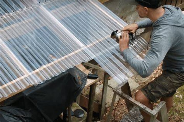 How do you cut polycarbonate sheets at home?