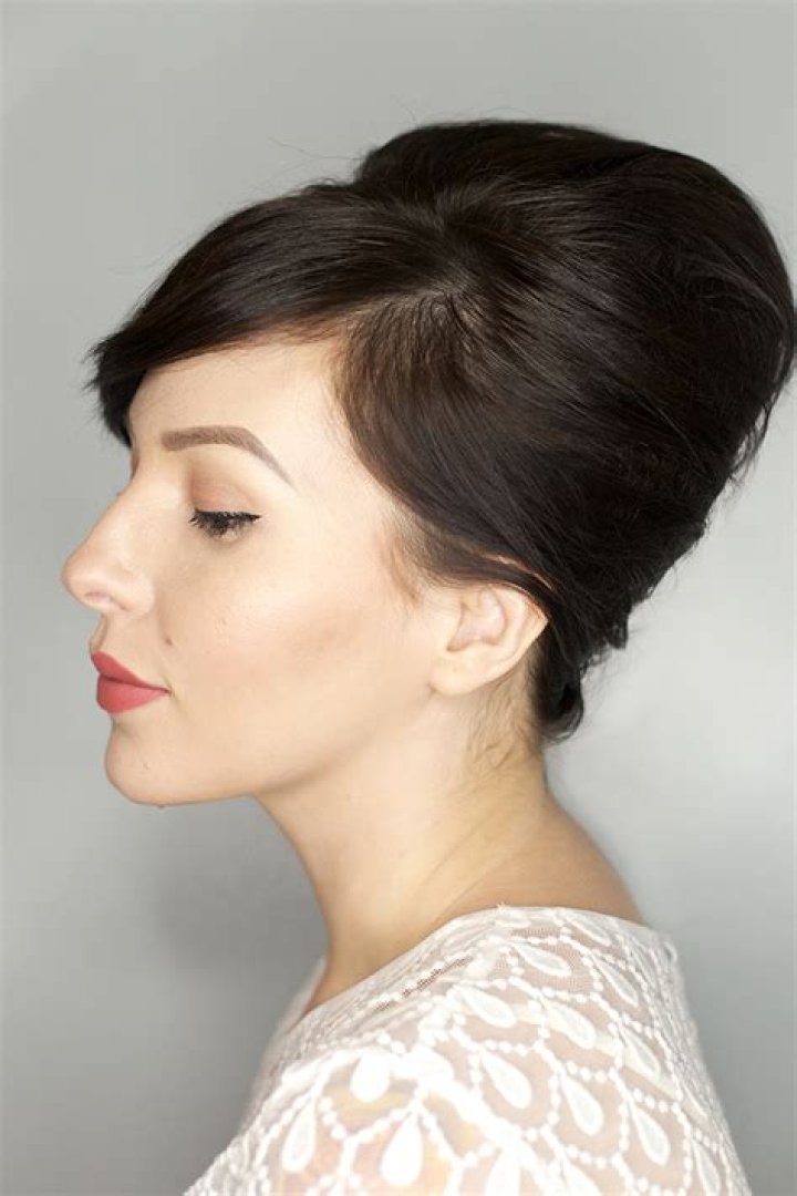 How do you do a bouffant updo?