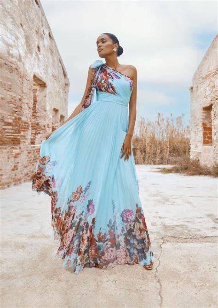 How do you dress for a beach wedding?