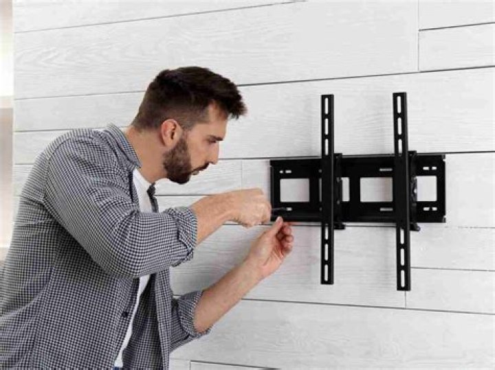 How do you fix a flat screen TV on the wall?