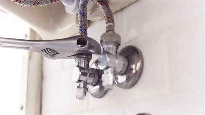 How do you fix a frozen shut off valve?