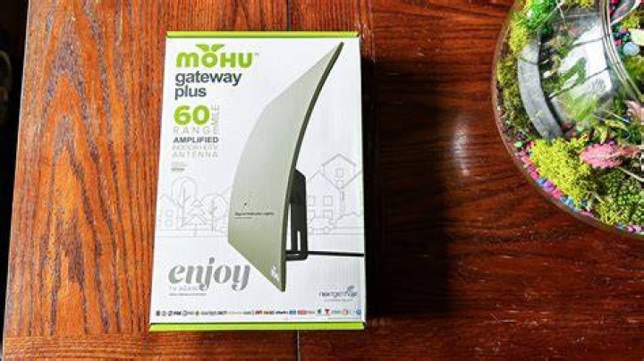 How do you hook up a MOHU antenna?