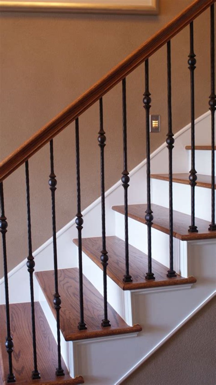How do you layout stair spindles?