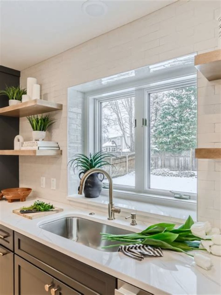 How do you pin a window on top?