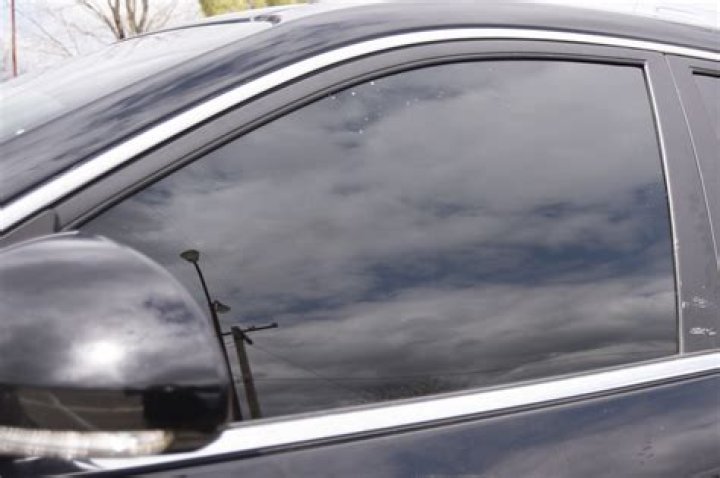 How do you replace a fuse in a car window?