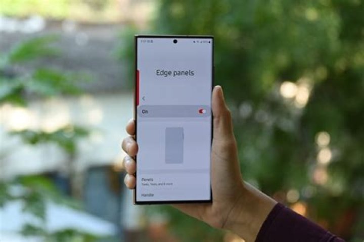 How do you search GIFs on Samsung Messenger?