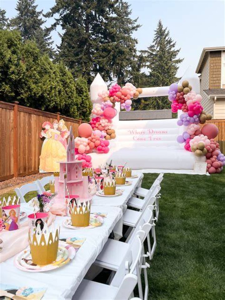 How do you throw a first birthday party at home?