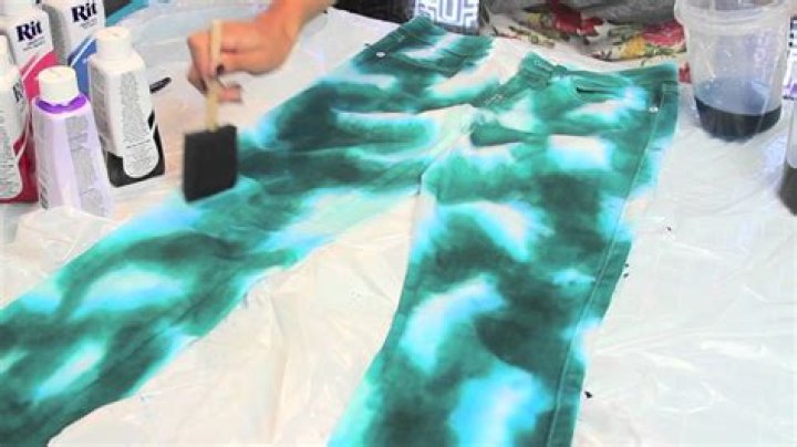 How do you tie dye white jeans shorts?