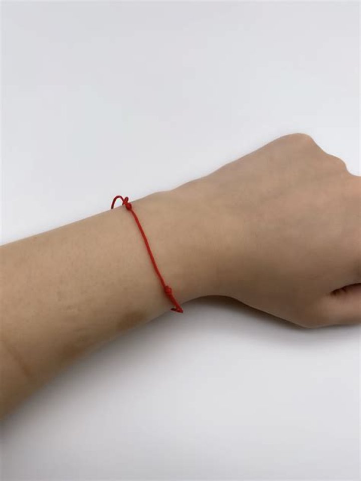 How do you wear a red string bracelet in Tibet?