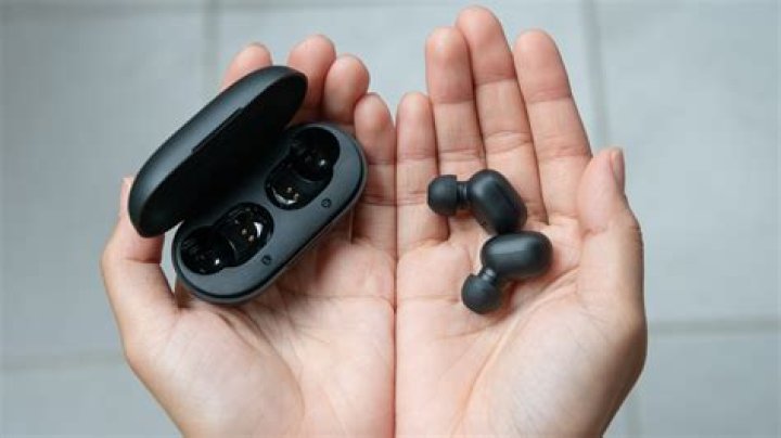 How do you wear wireless earphones?