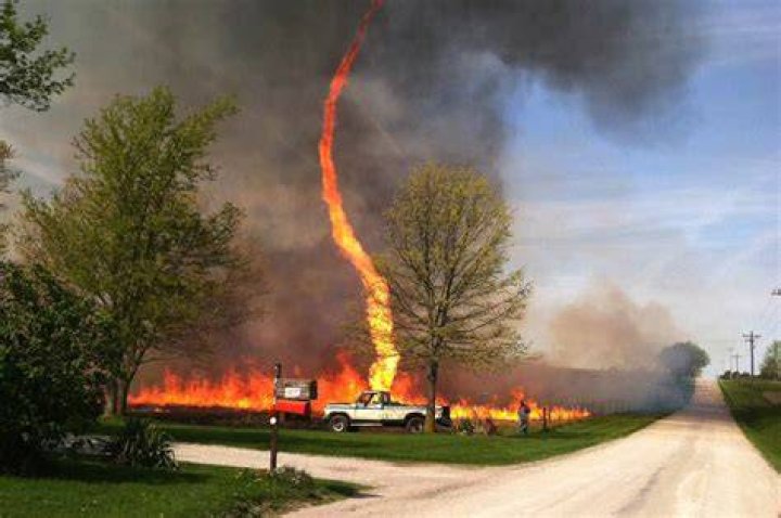 How does a Firenado start?