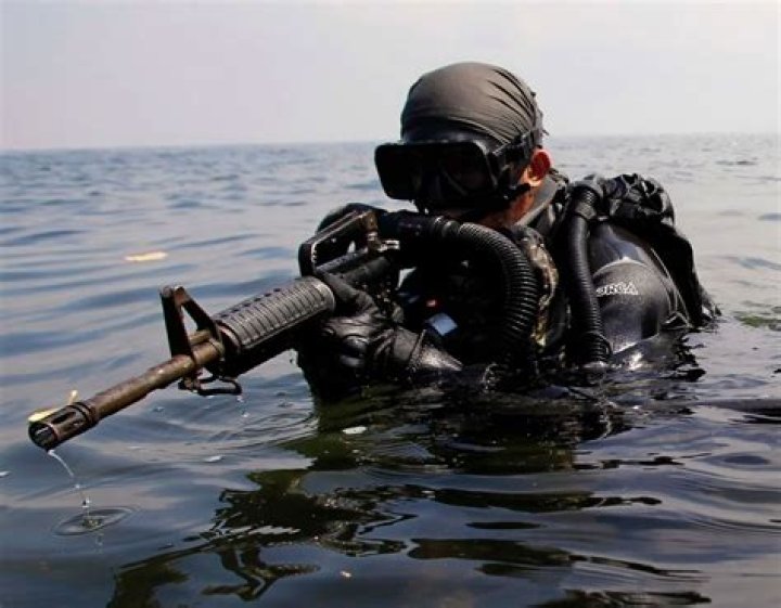How long do Navy SEALs tread water?