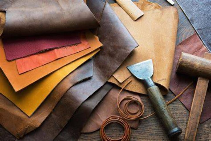 How long does leather smell last?