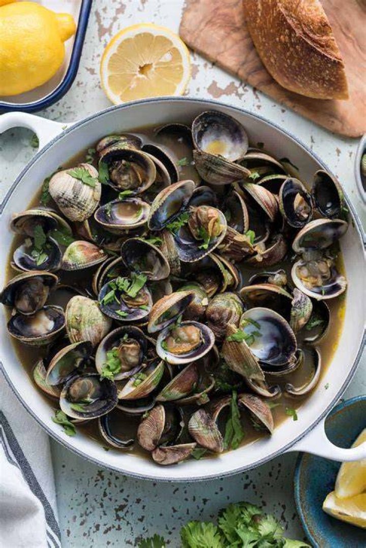 How many steamers are in a bushel of clams?