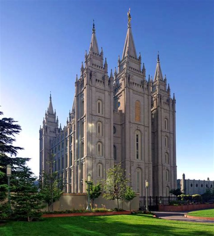 How many temples are in California?